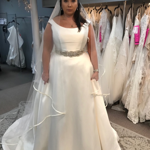 Bridal gown - NWT - Picture 2 of 3